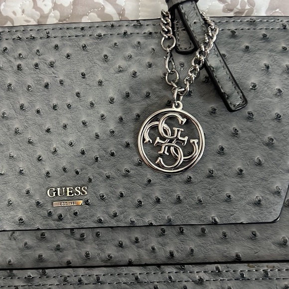 Guess - Picture 5 of 7